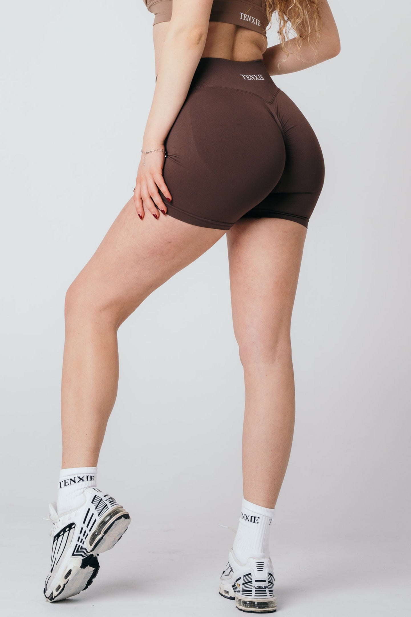 Scrunch shorts in dark brown